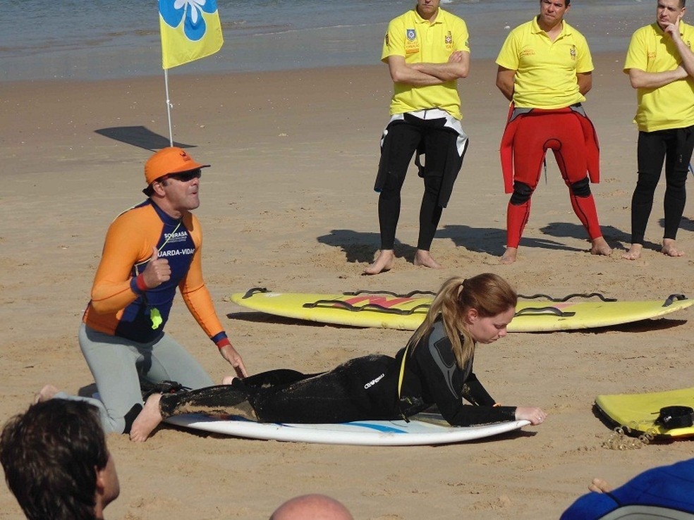 Bombeiros treinam surfistas para atuarem em salvamentos na praia em Natal